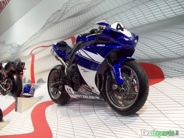 Yamaha R1 Racing