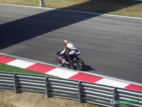 Staccata in fondo al rettilineo R6Cup